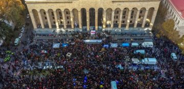 Tbilisidə etirazçılar parlament binasını blokadaya alıblar